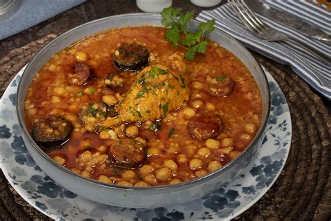 Guiso De Garbanzos Con Arroz Pollo Y Chorizo Cocina Diaria La