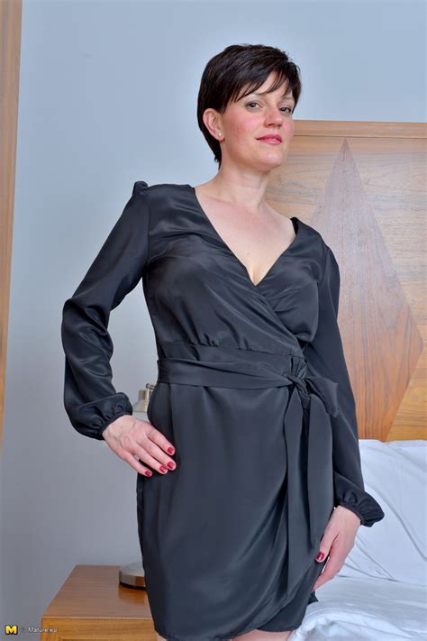 British Hot Short Hair Babe XXX Dessert Picture