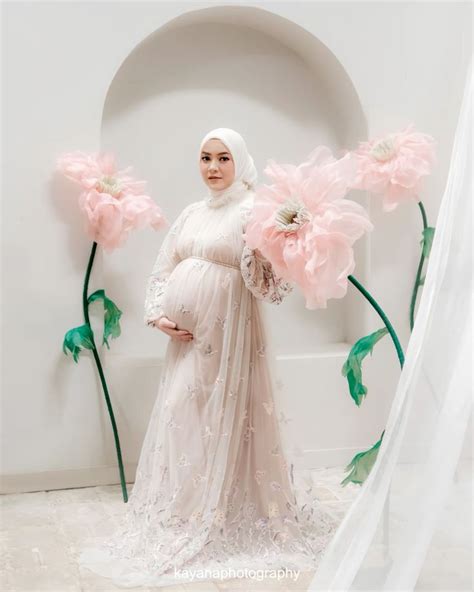 Maternity Indoor Di 2024 Gaun Hamil Fotografi Kehamilan Gaya Ibu Hamil