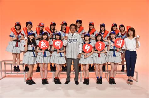 「熱闘甲子園」のテーマ曲を歌うakb48と同番組キャスターの古田敦也氏（前列中央）。前列右端はabcのヒロド歩美アナ（c）abc ― スポニチ