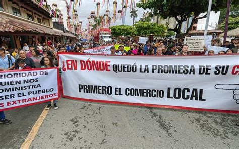 Huejutla Comerciantes cierran alcaldía rechazan la llegada de