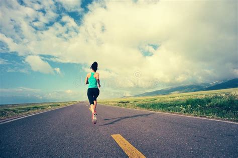 Corredor Del Rastro De La Mujer De La Aptitud Que Corre En El Camino