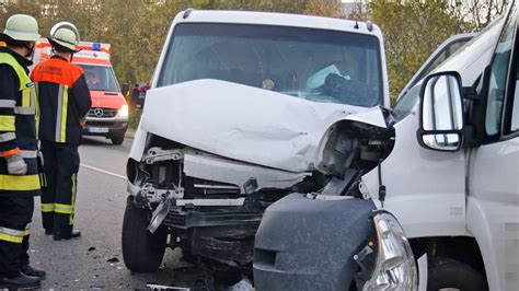 Unfall auf B11 Drei Verletzte bei Frontalzusammenstoß