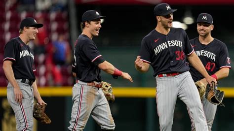 Castro Homers Makes Pair Of Spectacular Catches To Lead Twins Over