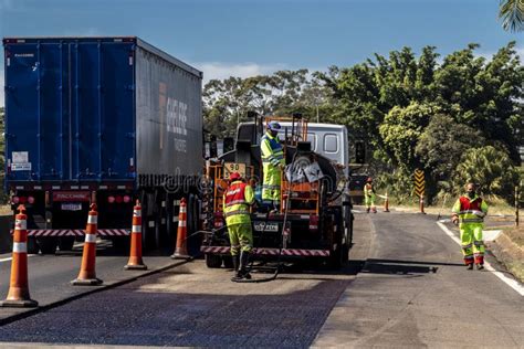 Obras De Ressurgimento De Asfalto Na Estrada De Comandante Joao Ribeiro