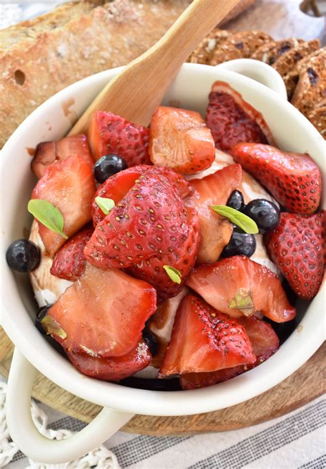 Baked Brie With Berries In Balsamic Glaze Giggle Living