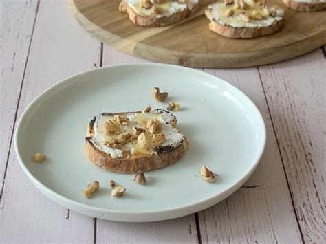 On craque pour ces bouchées apéritives au fromage de chèvre et noix