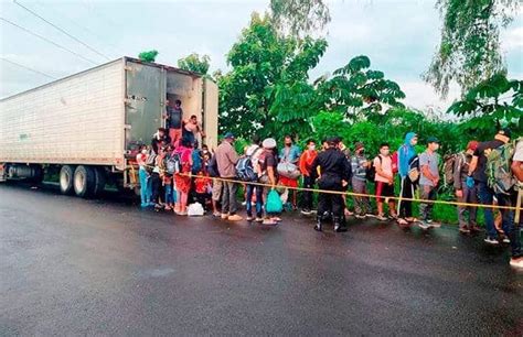 Hallan a 209 migrantes en tráiler abandonado