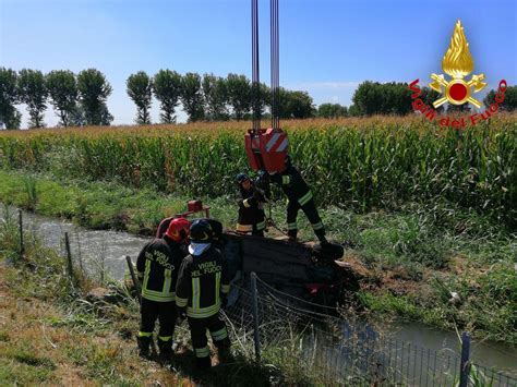 Auto Esce Di Strada E Finisce In Un Fossato Pieno D Acqua Paura Sulla A 1