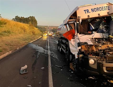 Grave Acidente Entre Dois Caminh Es Deixa Uma Pessoa Ferida Na Br