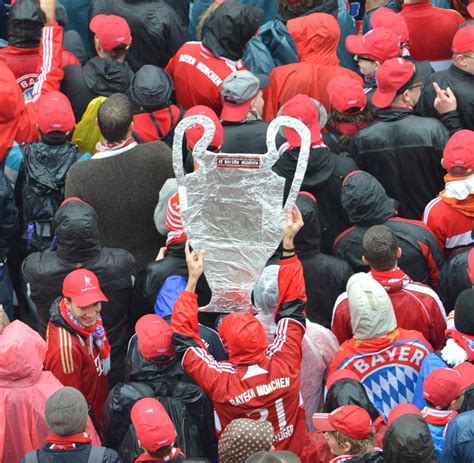 Nach Pokalsieg Bayern Fans Feiern Ihre Helden Im Str Menden Regen