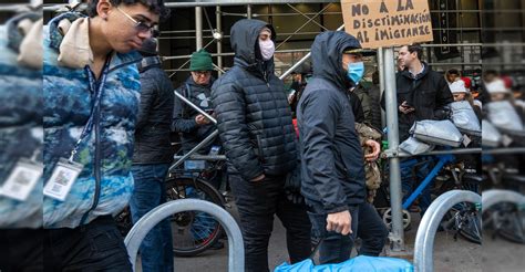 Migrantes continúan protesta tras ser desalojados de hotel en Nueva