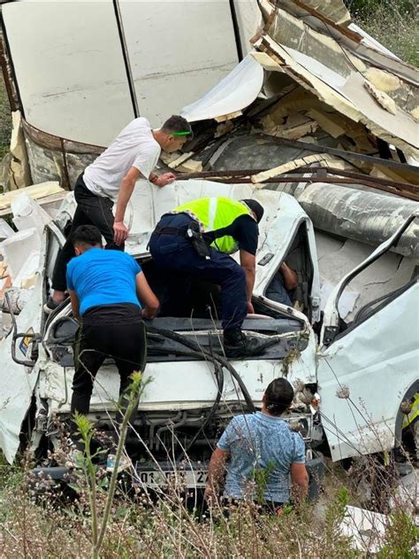 Freni Tutmayan Kamyonet Devrilip Parampar A Oldu Haber G Ncel