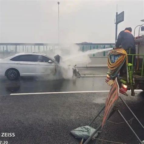 危急时刻！洒水车变身“消防车”灭火器火势车辆