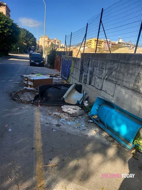 Via Imera Una Vergogna I Rifiuti Invadono La Strada E Fra Poco