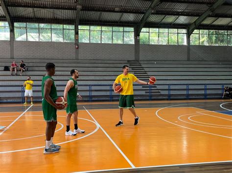 Seleção Brasileira de basquete treina em SC veja fotos