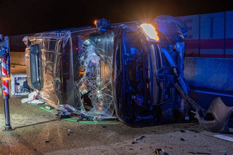 Sekundenschlaf Acht Menschen Bei Unfall Auf A1 Teils Schwer Verletzt