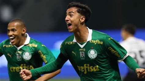 Vitor Reis ganha sequência no Palmeiras e busca provar status de