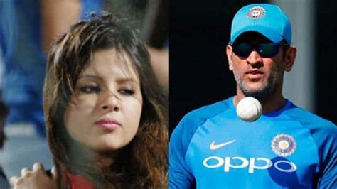 Ms Dhoni S Wife Sakshi Dhoni Applied For Licensed Gun Here Is Why साक्षी धौनी को चाहिए बंदूक