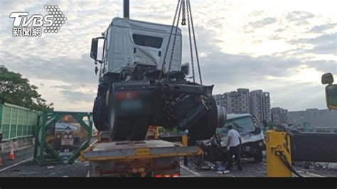 國道4車驚悚連環撞！釀1死5傷 化學車硫酸槽體噴飛 Yahoo奇摩汽車機車