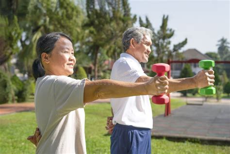 Pareja De Ancianos De Asia Haciendo Ejercicio Con Dumbbell En El Parque