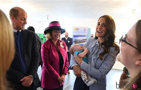 Kate Middleton Sostiene A Un Beb En Presencia Del Pr Ncipe Guillermo