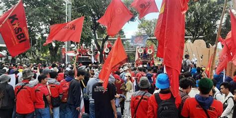 Demo Di Patung Kuda Buruh Dan Mahasiswa Bawa Empat Tuntutan Ini