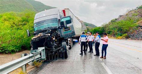 Hoy Tamaulipas Accidentes En Tamaulipas Trailer Derrapa Y Choca Contra Valla De Contencion En