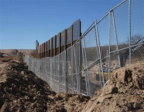 View of the border line between Mexico and the US in Ciudad Juarez ...