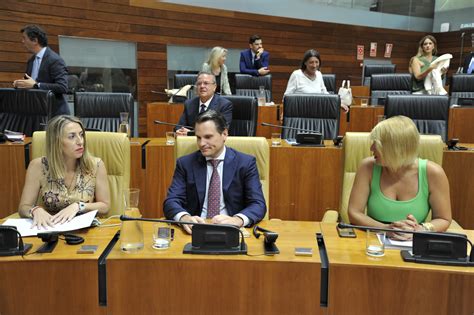 María Guardiola y Vox anulan las comparecencias de los altos cargos