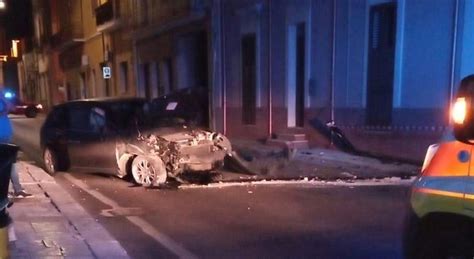 Boato Nella Notte Due Ventenni Con L Auto Contro Un Palo Della Luce