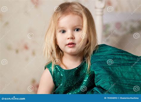 Belle Petite Fille Blonde Avec Des Yeux Bleus Image Stock Image Du