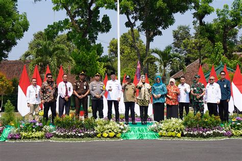 Komitmen Bantu Umkm Naik Kelas Bank Jatim Serahkan Csr Tenda Kerucut