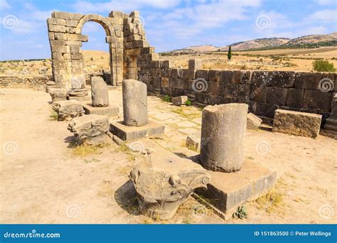 Arcos En Las Ruinas De Volubilis Ciudad Romana Antigua En Marruecos