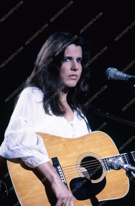 Patti Davis Reagan with her guitar on stage 35m-2633 – ABCDVDVIDEO