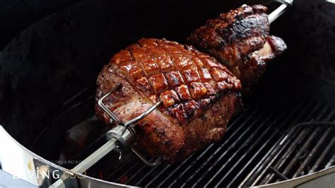 Krustenbraten Vom Schweineschinken Im Grill Auf Der Rotisserie