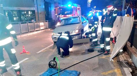 Una Conductora Mata A Una Mujer Tras Arrollarla Con Su Coche En Una Avenida