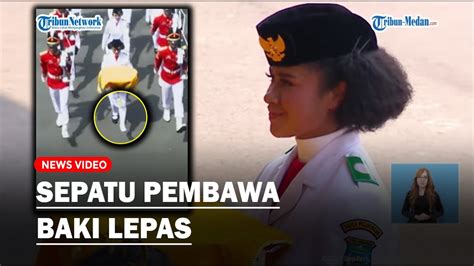 SEPATU TERLEPAS Pembawa Baki Lilly Indiani Tetap Berjalan Tegak Di