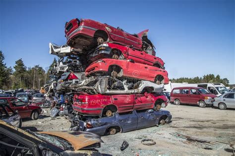 Carros Da Destruição Em Uma Jarda Da Sucata Imagem de Stock Editorial