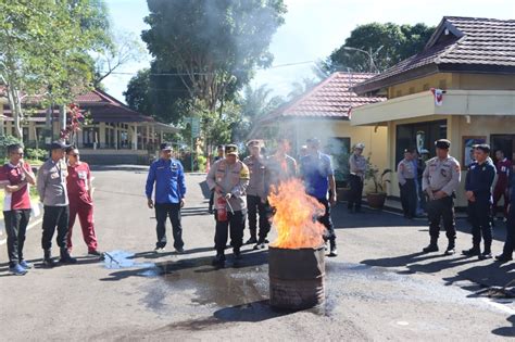 Cegah Bencana Kebakaran Polres Pagar Alam Gandeng BPBD Gelar Simulasi APAR