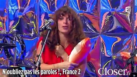 Noubliez Pas Les Paroles Une Choriste Dévoile Son Décolleté Par