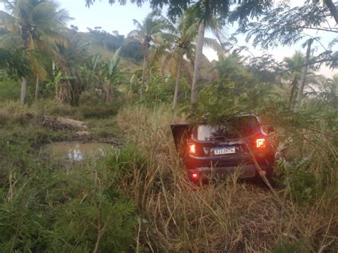 Carro roubado é recuperado na RJ 124 motorista tenta fugir por área de