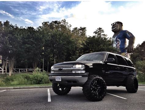 Squated Tahoe Lifted Chevy Tahoe Lifted Chevy Trucks Jacked Up Trucks