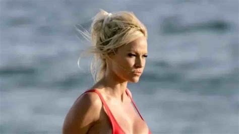 Decathlon Sort Un Maillot De Bain Rouge Fa On Pamela Anderson