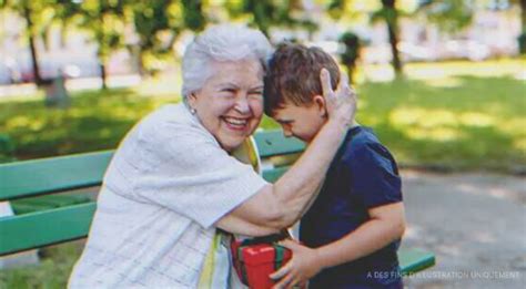 Un Garçon économise Pour Acheter Un Cadeau à Sa Grand Mère Le