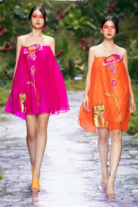 Xuân Lan diện bikini đọ sắc cùng Thanh Hằng
