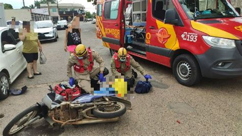 Mulher fica ferida após colidir moto na traseira de veículo em Caldas