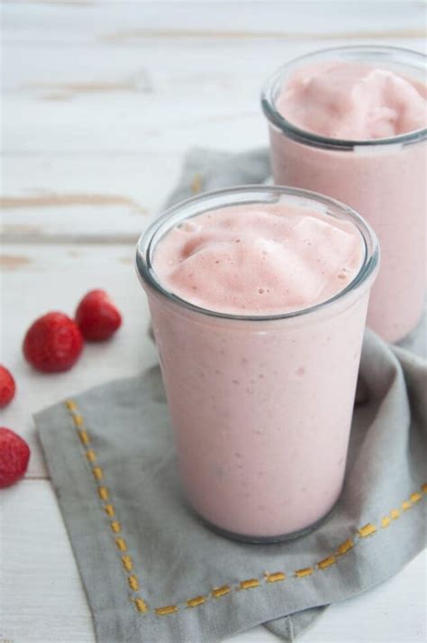 Gefrorener Erdbeer Bananen Shake Mit Schokosauce Vegan