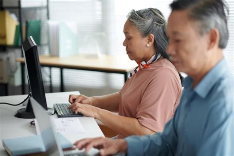 Premium Photo Senior Citizens Attending Free Computer Training Class