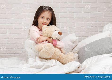 Beb Que Abra A Um Urso De Peluche Imagem De Stock Imagem De